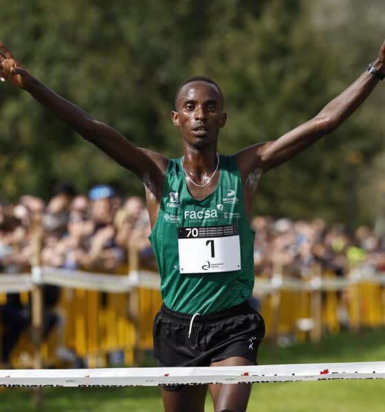 El atleta de Burundi Rodrigue Kwizera se impone en la Cross internacional Zornotza celebrada en Amorebieta-Etzano. EFE/ Miguel Toña