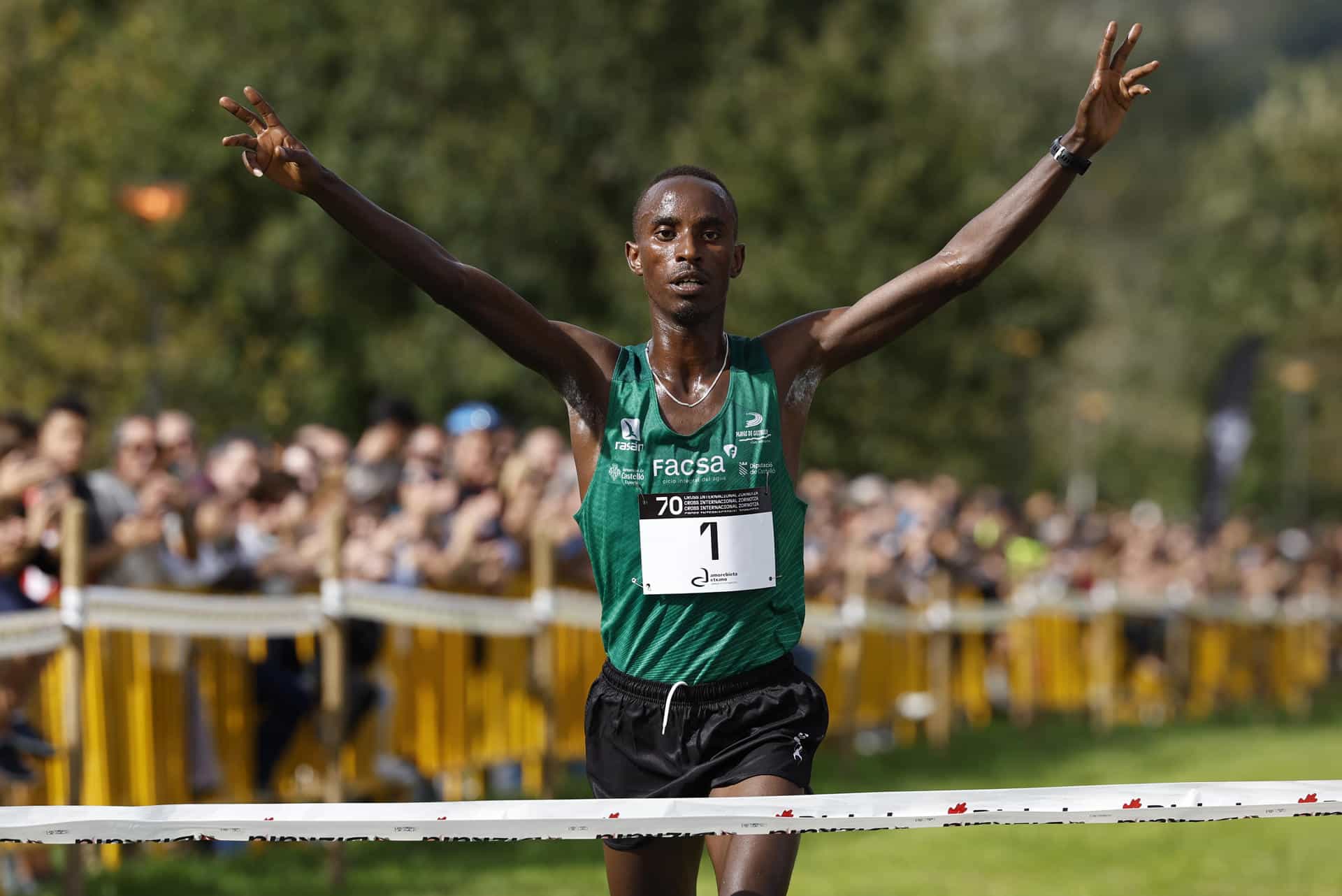 El atleta de Burundi Rodrigue Kwizera se impone en la Cross internacional Zornotza celebrada en Amorebieta-Etzano. EFE/ Miguel Toña