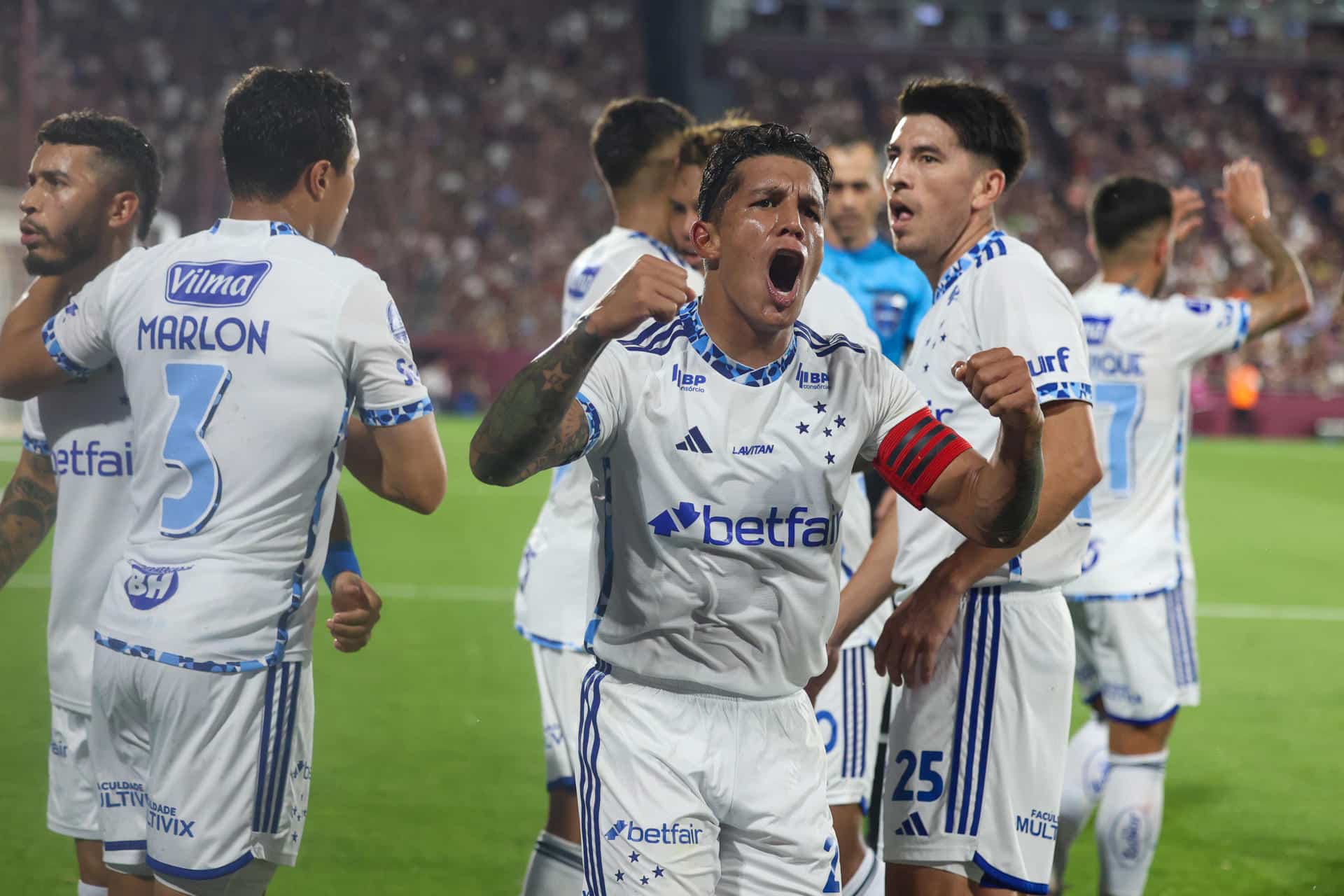 Jugadores de Cruzeiro celebran un gol de Kaio Jorge en un partido de las semifinales de la Copa Sudamericana. EFE/ Juan Ignacio Roncoroni