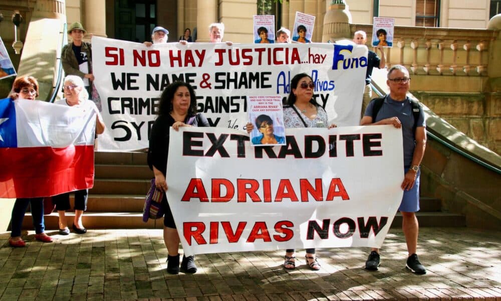 Fotografía de archivo de un grupo de manifestantes chilenos pidiendo la extradición de Adriana Rivas, exagente de la policía secreta de Augusto Pinochet, frente al Tribunal Local de Nueva Gales del Sur, Sidney. 
EFE / Vlaudín Vega.