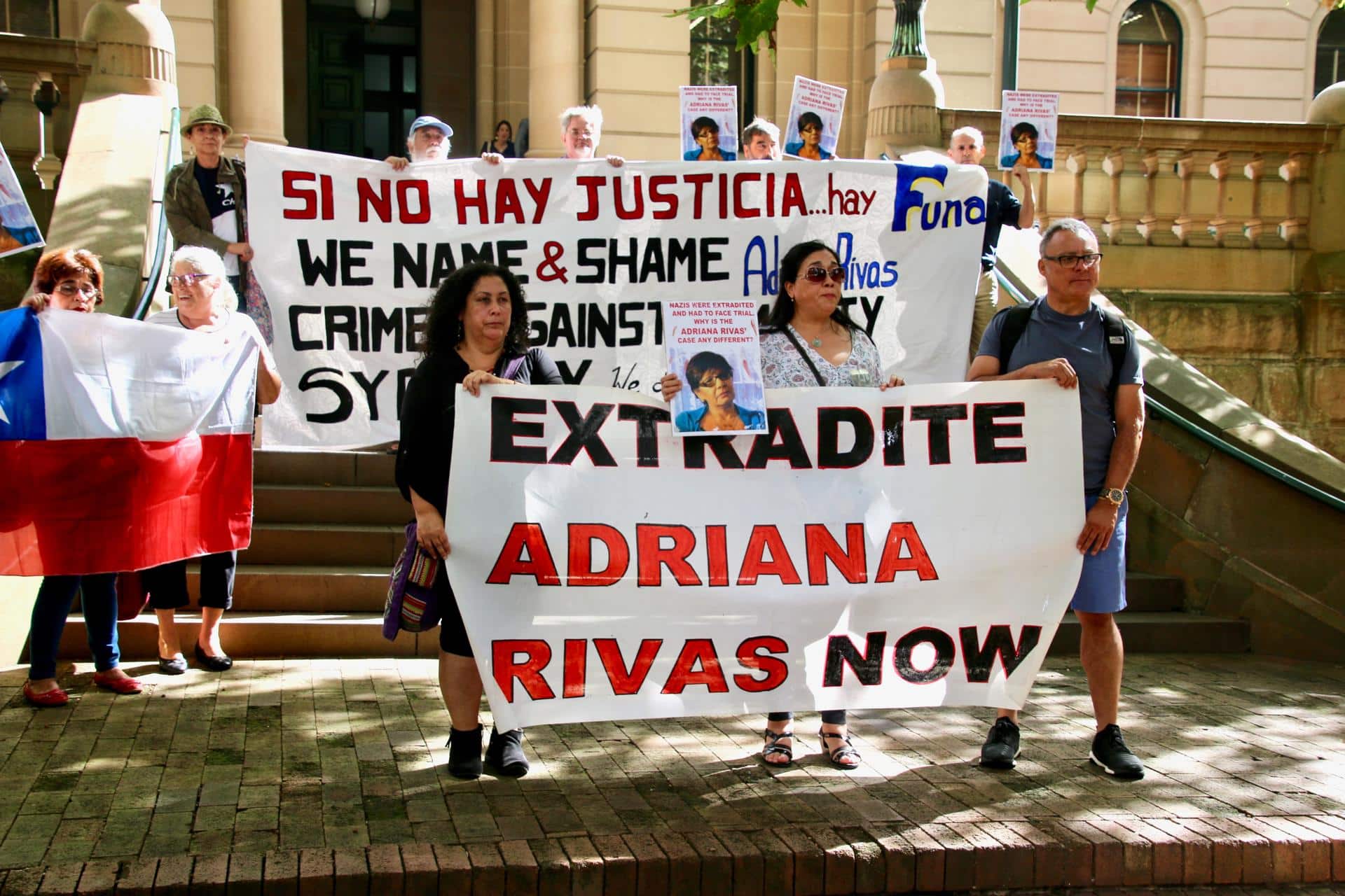 Fotografía de archivo de un grupo de manifestantes chilenos pidiendo la extradición de Adriana Rivas, exagente de la policía secreta de Augusto Pinochet, frente al Tribunal Local de Nueva Gales del Sur, Sidney. 
EFE / Vlaudín Vega.