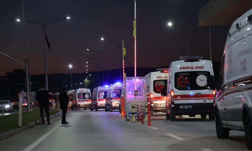 Las ambulancias llegan mientras la policía asegura el área durante un ataque terrorista en la sede del Centro Aeroespacial y de Aviación Turco (TUSAS) en Ankara, Turquía, el 23 de octubre de 2024. EFE/NECATI SAVAS