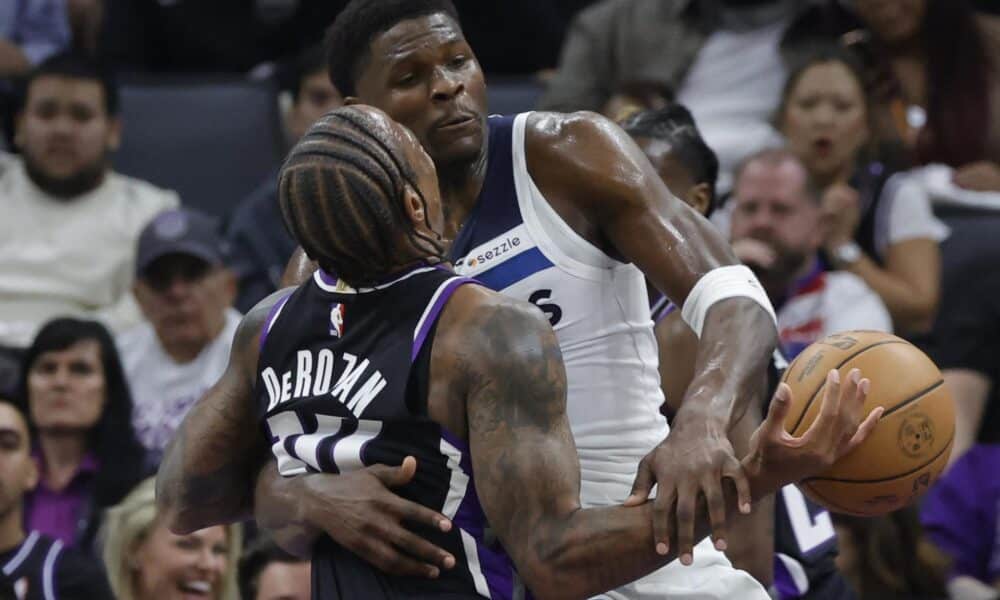 Los jugadores de los Sacramento Kings DeMar DeRozan (iz) y de los Minnesota Timberwolves, Anthony Edwards, durante el partido de la liga regular de la NBA, este jueves. EFE/EPA/JOHN G. MABANGLO