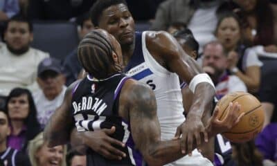 Los jugadores de los Sacramento Kings DeMar DeRozan (iz) y de los Minnesota Timberwolves, Anthony Edwards, durante el partido de la liga regular de la NBA, este jueves. EFE/EPA/JOHN G. MABANGLO