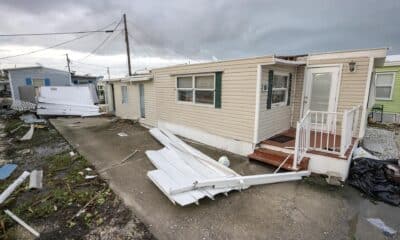 Bradenton (Estados Unidos), 10/10/2024.- Según el Centro Nacional de Huracanes, el huracán Milton tocó tierra en la costa oeste de Florida el miércoles por la noche como una tormenta de categoría 3, provocando importantes impactos climáticos con fuertes lluvias, inundaciones y tornados en todo el estado. EFE/Cristóbal Herrera -Ulashkevich