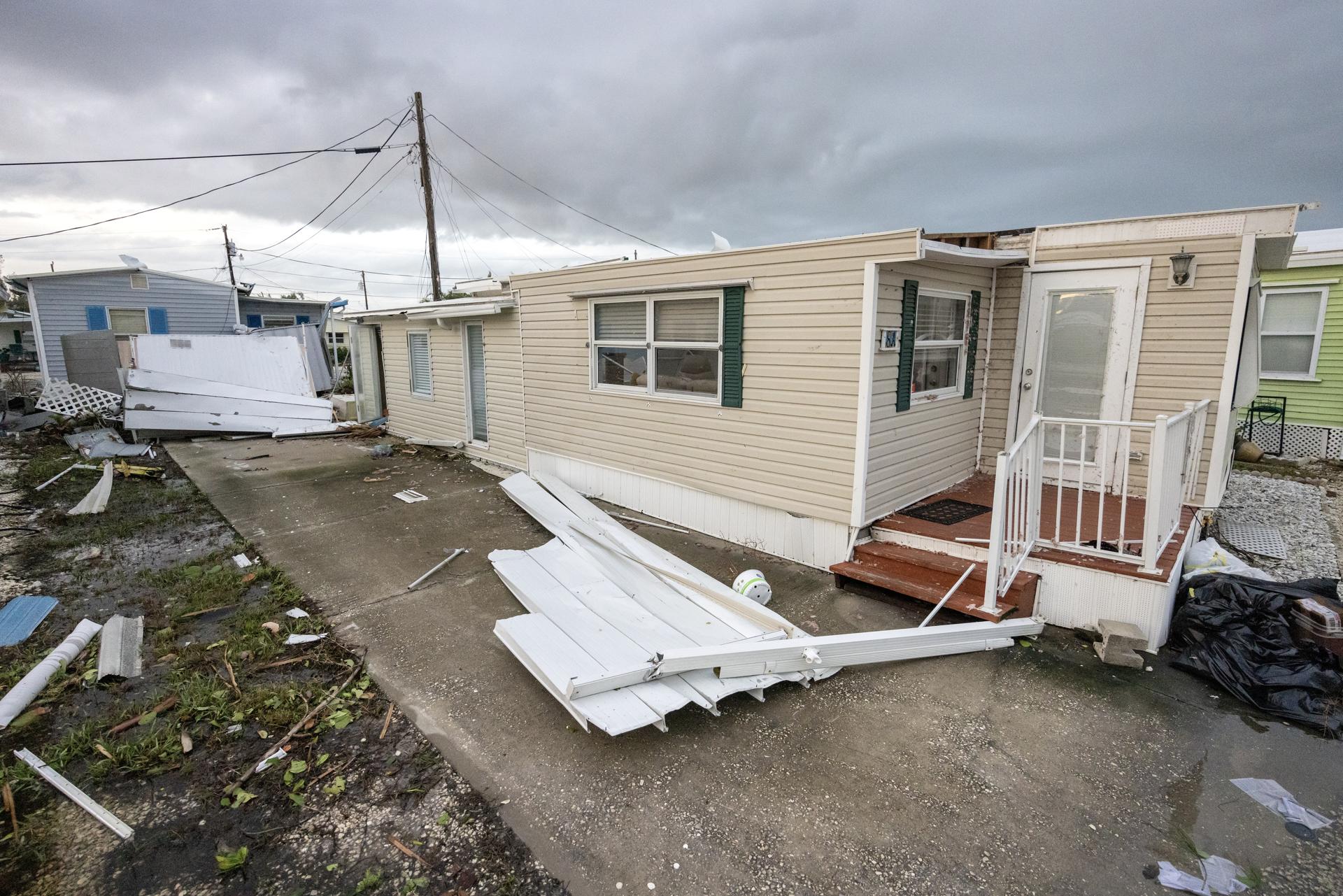 Bradenton (Estados Unidos), 10/10/2024.- Según el Centro Nacional de Huracanes, el huracán Milton tocó tierra en la costa oeste de Florida el miércoles por la noche como una tormenta de categoría 3, provocando importantes impactos climáticos con fuertes lluvias, inundaciones y tornados en todo el estado. EFE/Cristóbal Herrera -Ulashkevich