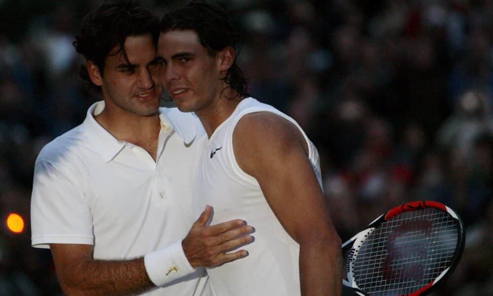 Rafael Nadal felicitado por Roger Federer tras ganarle en Wimbledon el 6 de julio de 2008. EFE/EPA/HUGO PHILPOTT USO EDITORIAL