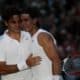 Rafael Nadal felicitado por Roger Federer tras ganarle en Wimbledon el 6 de julio de 2008. EFE/EPA/HUGO PHILPOTT USO EDITORIAL