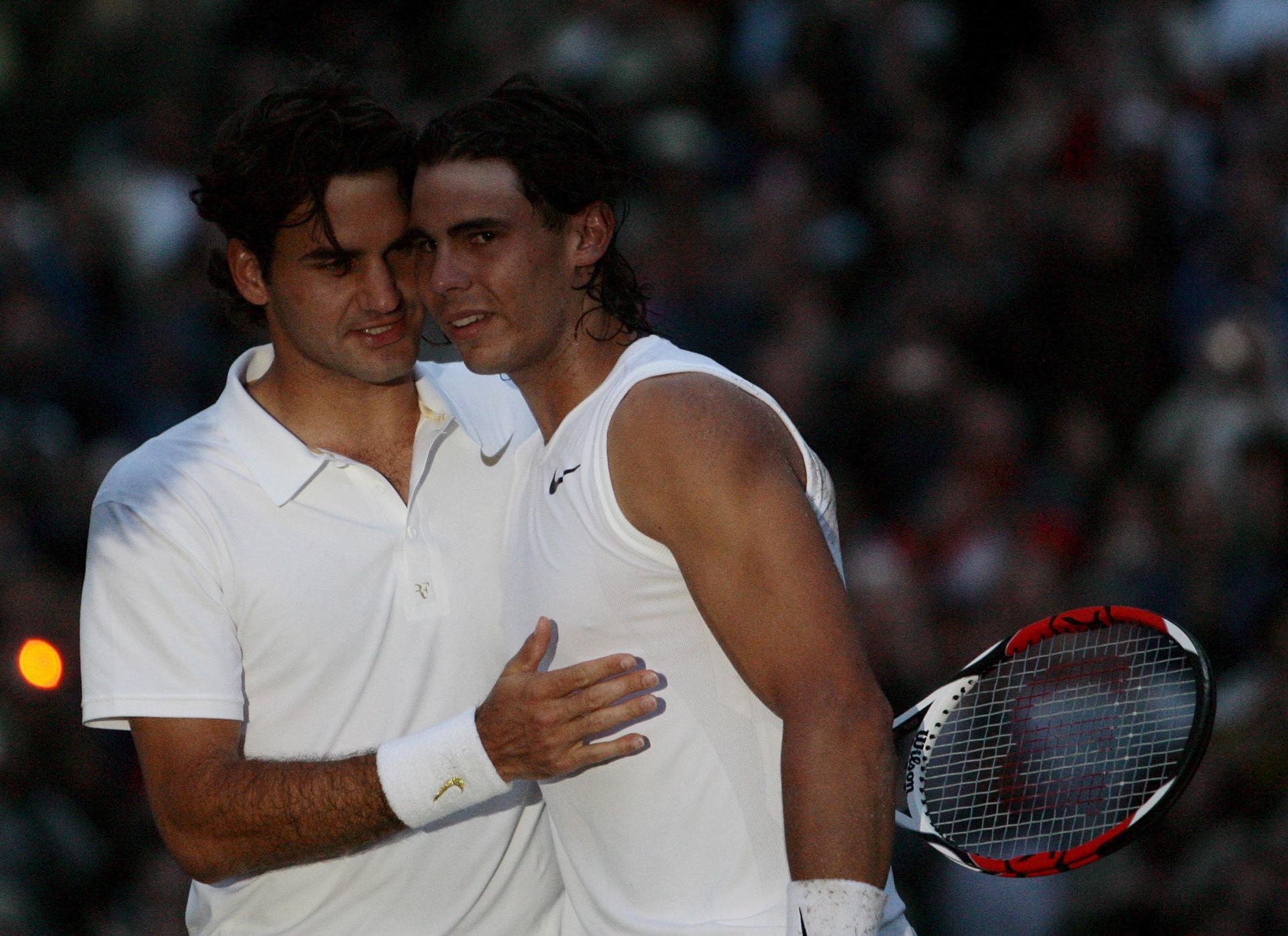 Rafael Nadal felicitado por Roger Federer tras ganarle en Wimbledon el 6 de julio de 2008. EFE/EPA/HUGO PHILPOTT USO EDITORIAL