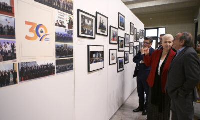 Los representante permanentes ante la Organización de los Estados Americanos (OEA), Luz Baños, de México, y Luis Vargas, de Colombia, visitan la exposición 'Cumbre de las Américas: 30 años en imágenes' inaugurada este viernes en la sede de la Organización de los Estados Americanos (OEA) en Washington (EE. UU). EFE/Lenin Nolly