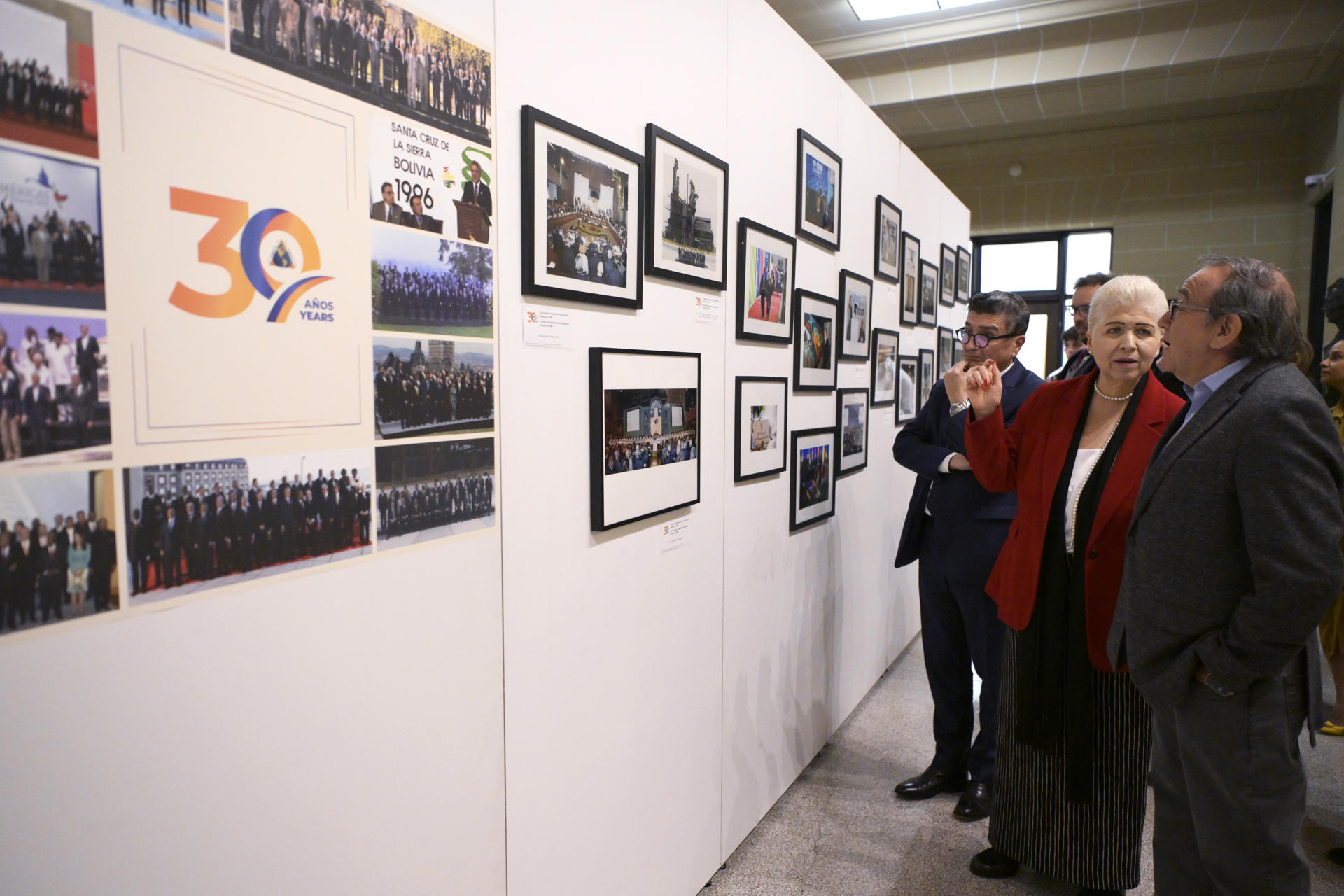 Los representante permanentes ante la Organización de los Estados Americanos (OEA), Luz Baños, de México, y Luis Vargas, de Colombia, visitan la exposición 'Cumbre de las Américas: 30 años en imágenes' inaugurada este viernes en la sede de la Organización de los Estados Americanos (OEA) en Washington (EE. UU). EFE/Lenin Nolly