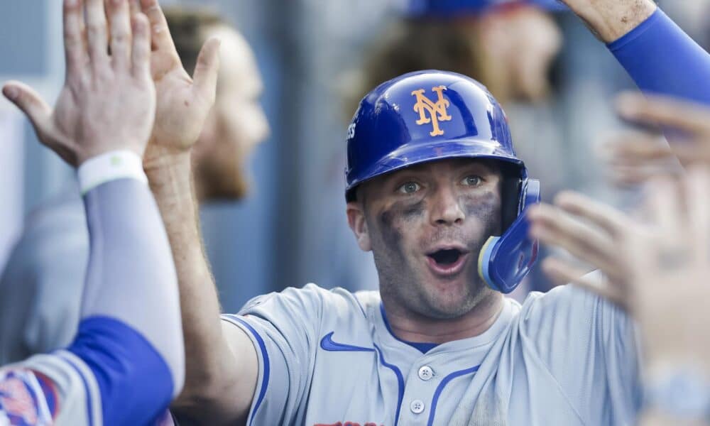 Pete Alonso de los Mets celebra este lunes su carrera impulsada por un hit de su compañero Starling Marte en la novena entrada del segundo juego de la Serie de la Liga Nacional de las Grandes Ligas en Los Ángeles. EFE/EPA/CAROLINE BREHMAN