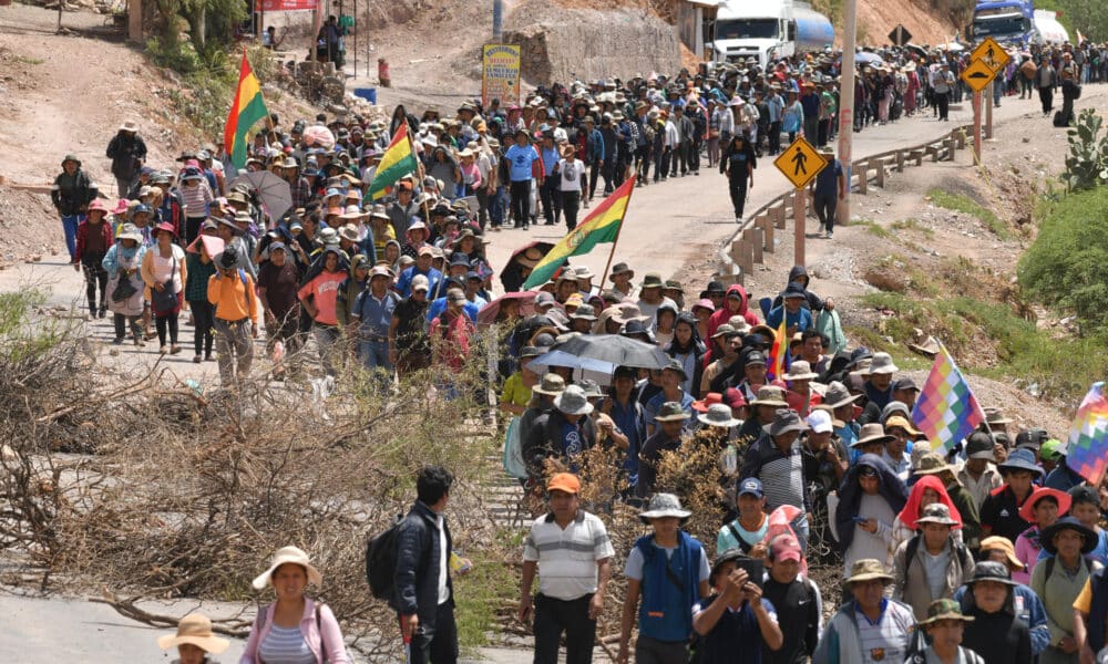 Seguidores del expresidente de Bolivia Evo Morales (2006-2019) marchan este martes, por una vía bloqueada en Parotani (Bolivia). EFE/ Jorge Abrego