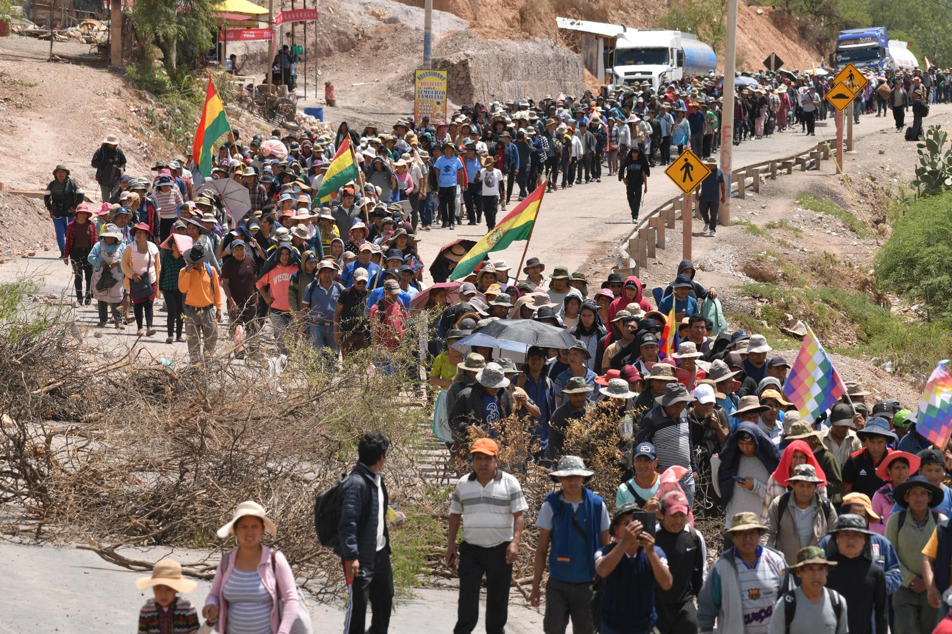 Seguidores del expresidente de Bolivia Evo Morales (2006-2019) marchan este martes, por una vía bloqueada en Parotani (Bolivia). EFE/ Jorge Abrego