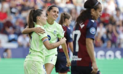 La delantera del Barcelona Claudia Pina (i) celebra tras anotar un gol, el 1-3 para su equipo, este domingo, durante el partido de la jornada 7 de LaLiga F, entre el Levante y el Barcelona, en el estadio Ciutat de València. EFE/ Ana Escobar