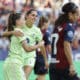 La delantera del Barcelona Claudia Pina (i) celebra tras anotar un gol, el 1-3 para su equipo, este domingo, durante el partido de la jornada 7 de LaLiga F, entre el Levante y el Barcelona, en el estadio Ciutat de València. EFE/ Ana Escobar