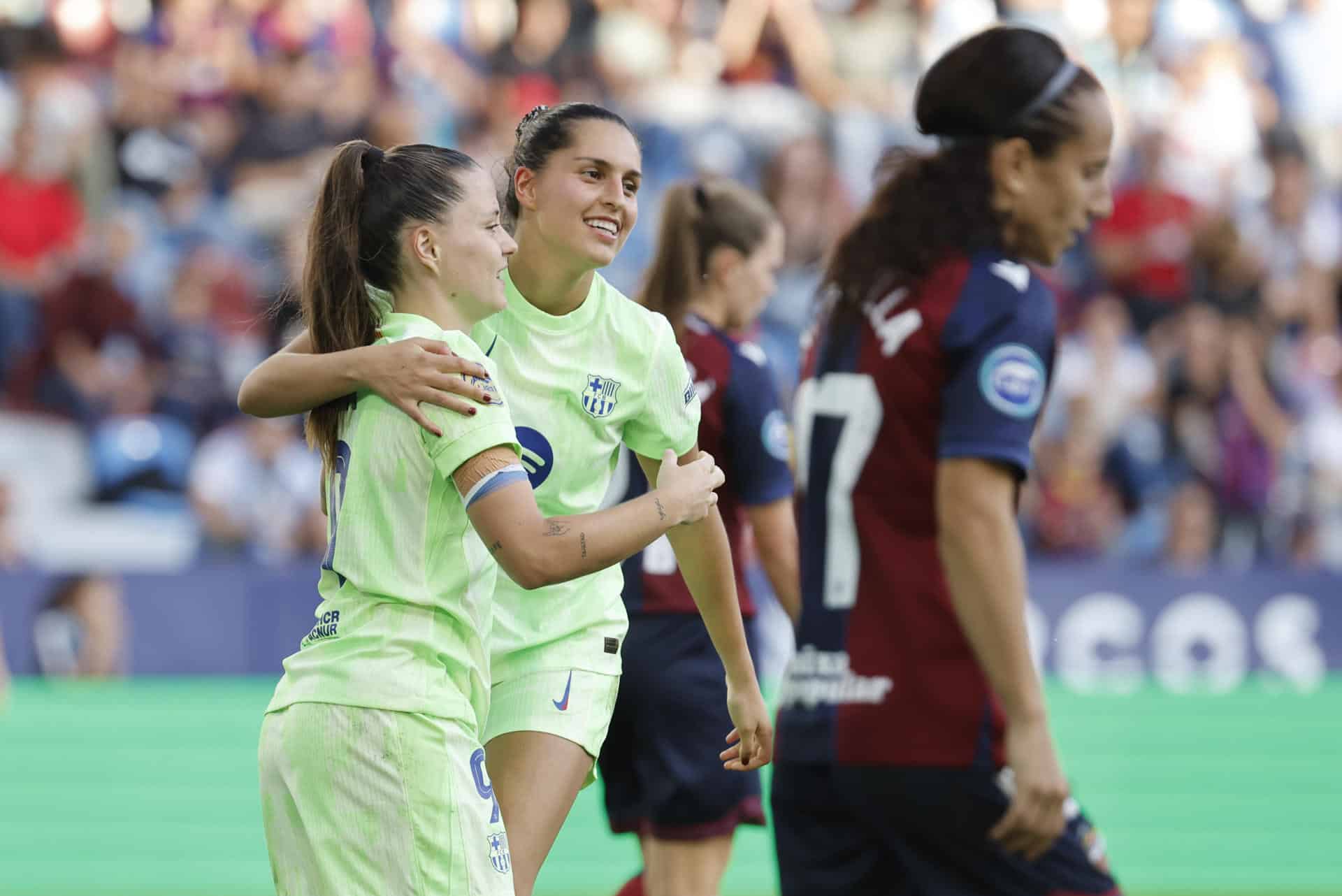 La delantera del Barcelona Claudia Pina (i) celebra tras anotar un gol, el 1-3 para su equipo, este domingo, durante el partido de la jornada 7 de LaLiga F, entre el Levante y el Barcelona, en el estadio Ciutat de València. EFE/ Ana Escobar