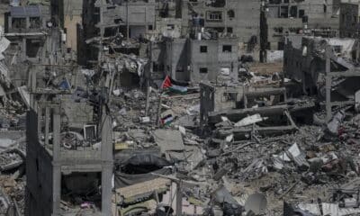 Fotografía de archivo de una bandera palestina que ondea rodeada de escombros de edificios destruidos tras una operación militar israelí en Khan Younis, en el sur de la Franja de Gaza, el 6 de marzo de 2024. EFE/EPA/Mohammed Sable