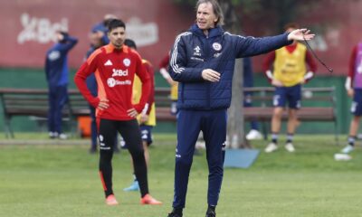 Fotografía cedida por la Federación de Fútbol de Chile (FFCh) del seleccionador Ricardo Gareca durante un entrenamiento este martes en Santiago de cara al partido de eliminatorias del Mundial de 2026, el 10 de octubre, contra Brasil. EFE/ FFCh (SOLO USO EDITORIAL)