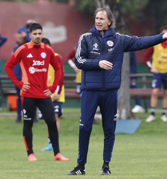 Fotografía cedida por la Federación de Fútbol de Chile (FFCh) del seleccionador Ricardo Gareca durante un entrenamiento este martes en Santiago de cara al partido de eliminatorias del Mundial de 2026, el 10 de octubre, contra Brasil. EFE/ FFCh (SOLO USO EDITORIAL)