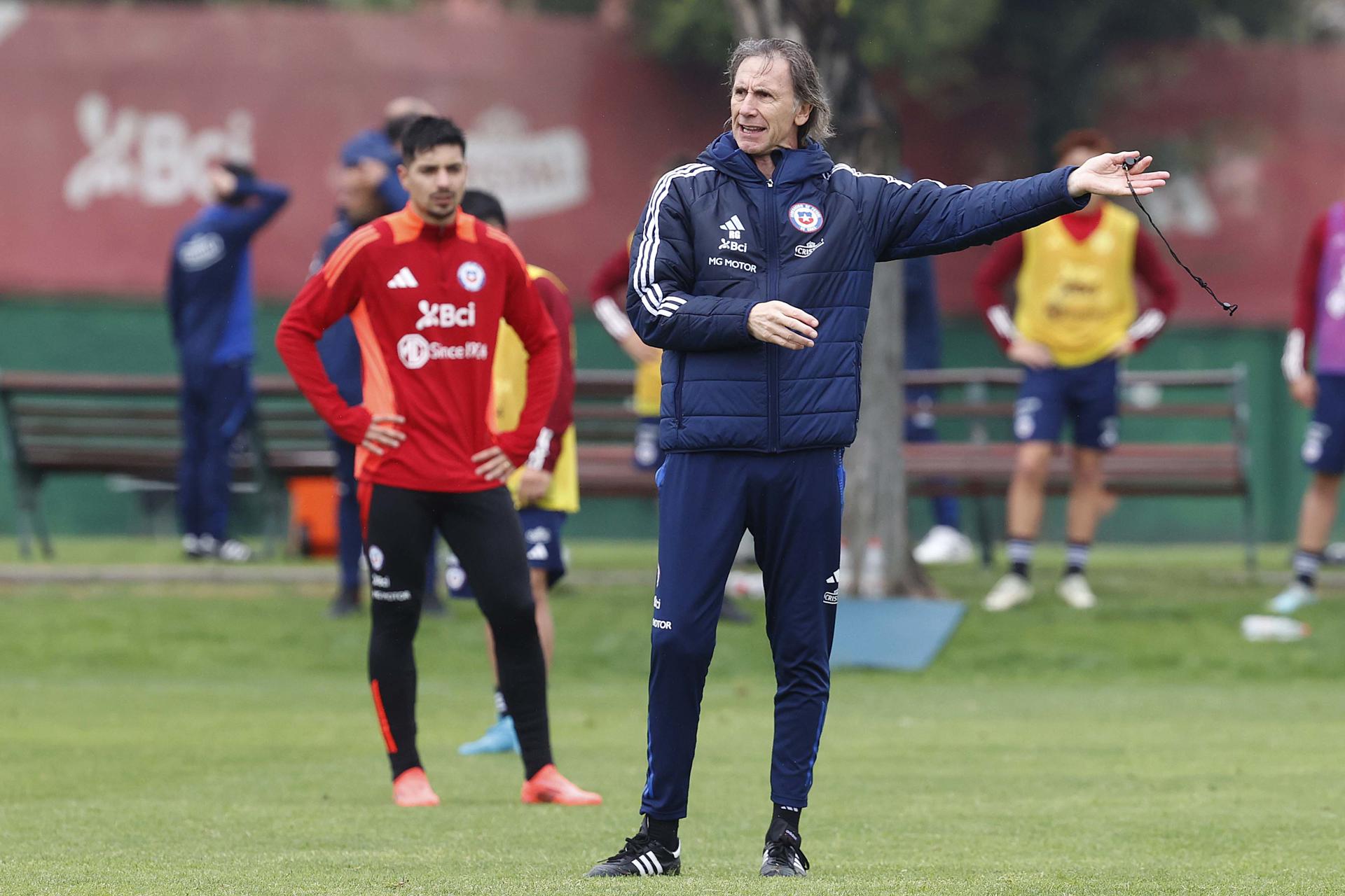 Fotografía cedida por la Federación de Fútbol de Chile (FFCh) del seleccionador Ricardo Gareca durante un entrenamiento este martes en Santiago de cara al partido de eliminatorias del Mundial de 2026, el 10 de octubre, contra Brasil. EFE/ FFCh (SOLO USO EDITORIAL)