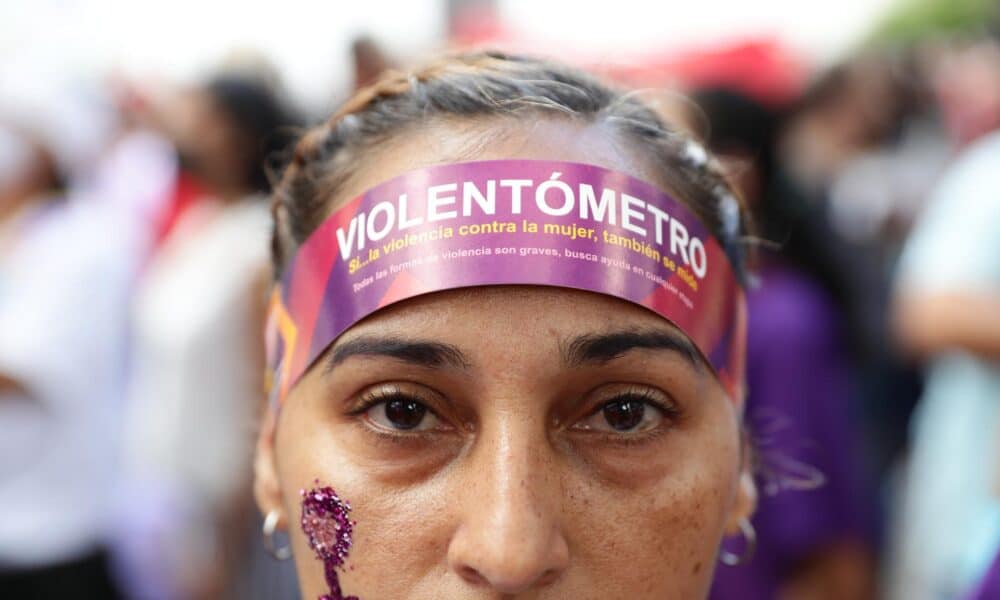 Fotografía de archivo de una mujer que participa en una marcha contra la violencia machista, en Caracas (Venezuela). EFE/ Rayner Peña