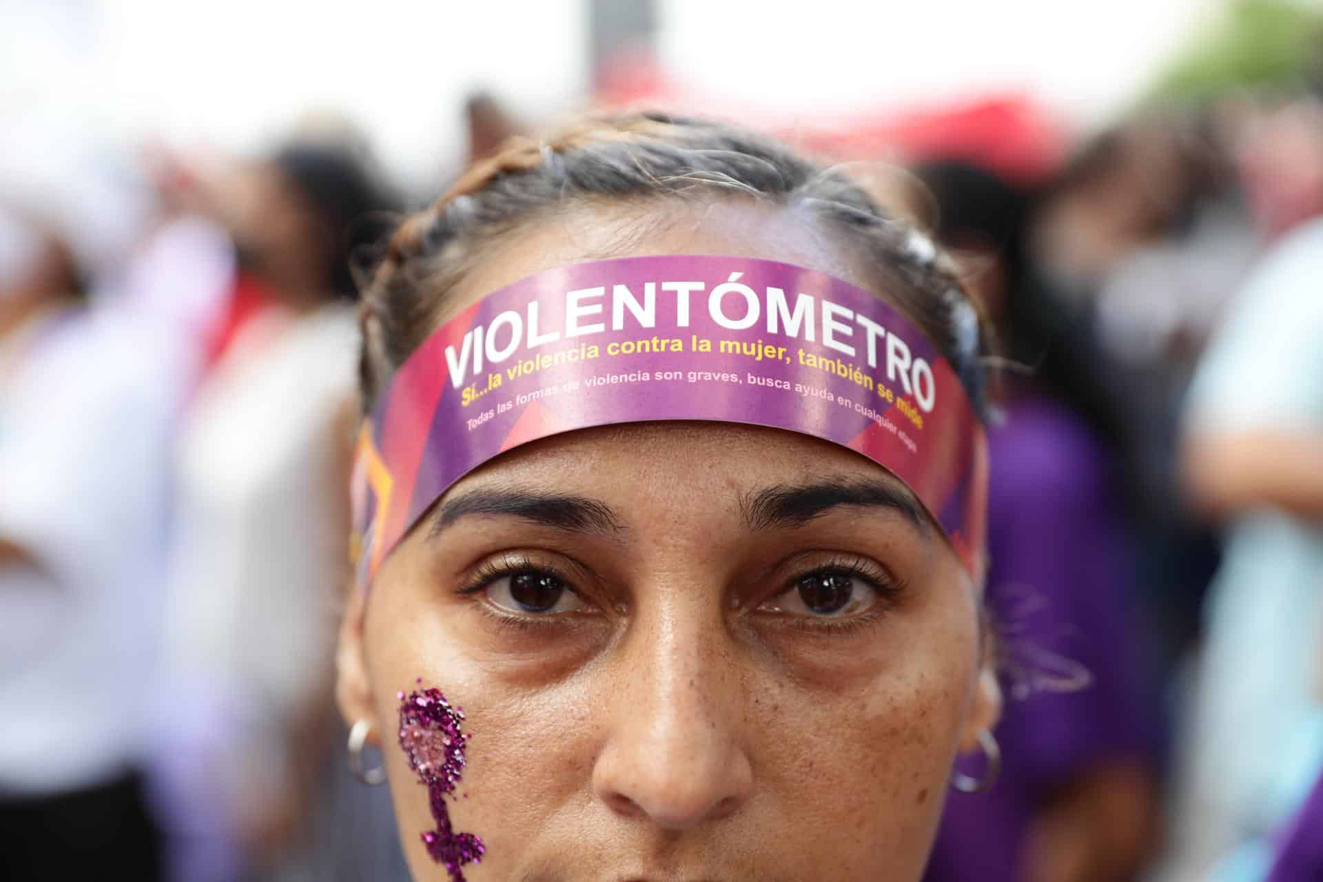 Fotografía de archivo de una mujer que participa en una marcha contra la violencia machista, en Caracas (Venezuela). EFE/ Rayner Peña