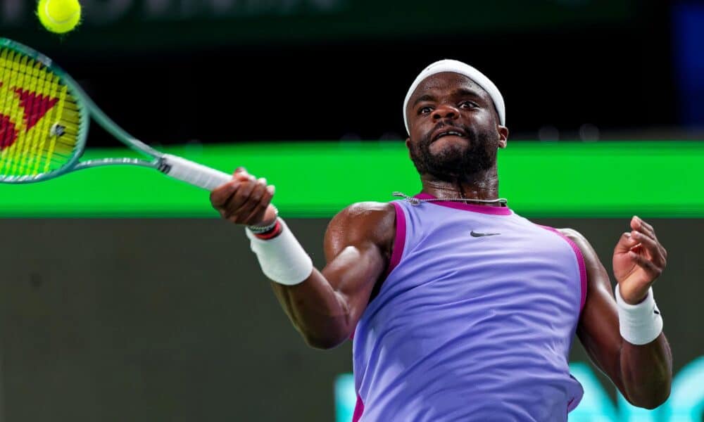 El estadounidense Frances Tiafoe, en un momento del partido contra el chino Yi Zhou, uno de los pocos partidos que pudo completarse en una jornada del Abierto de Shanghai que fue suspendida por la lluvia. EFE/EPA/ALEX PLAVEVSKI