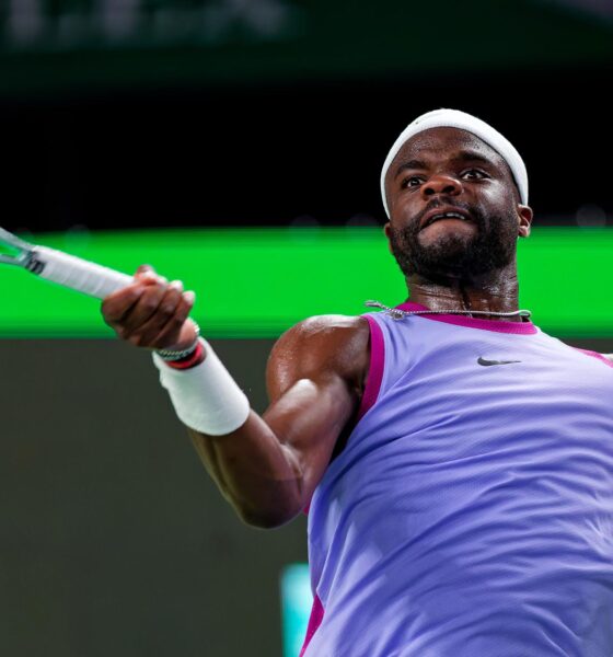 El estadounidense Frances Tiafoe, en un momento del partido contra el chino Yi Zhou, uno de los pocos partidos que pudo completarse en una jornada del Abierto de Shanghai que fue suspendida por la lluvia. EFE/EPA/ALEX PLAVEVSKI