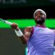 El estadounidense Frances Tiafoe, en un momento del partido contra el chino Yi Zhou, uno de los pocos partidos que pudo completarse en una jornada del Abierto de Shanghai que fue suspendida por la lluvia. EFE/EPA/ALEX PLAVEVSKI