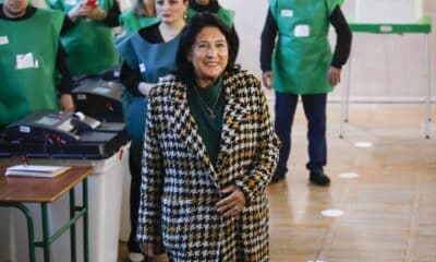 La presidenta de Georgia, Salomé Zourabichvili, sonríe en un colegio electoral durante las elecciones parlamentarias en Tiflis, Georgia, el 26 de octubre de 2024. EFE/EPA/DAVID MDZINARISHVILI