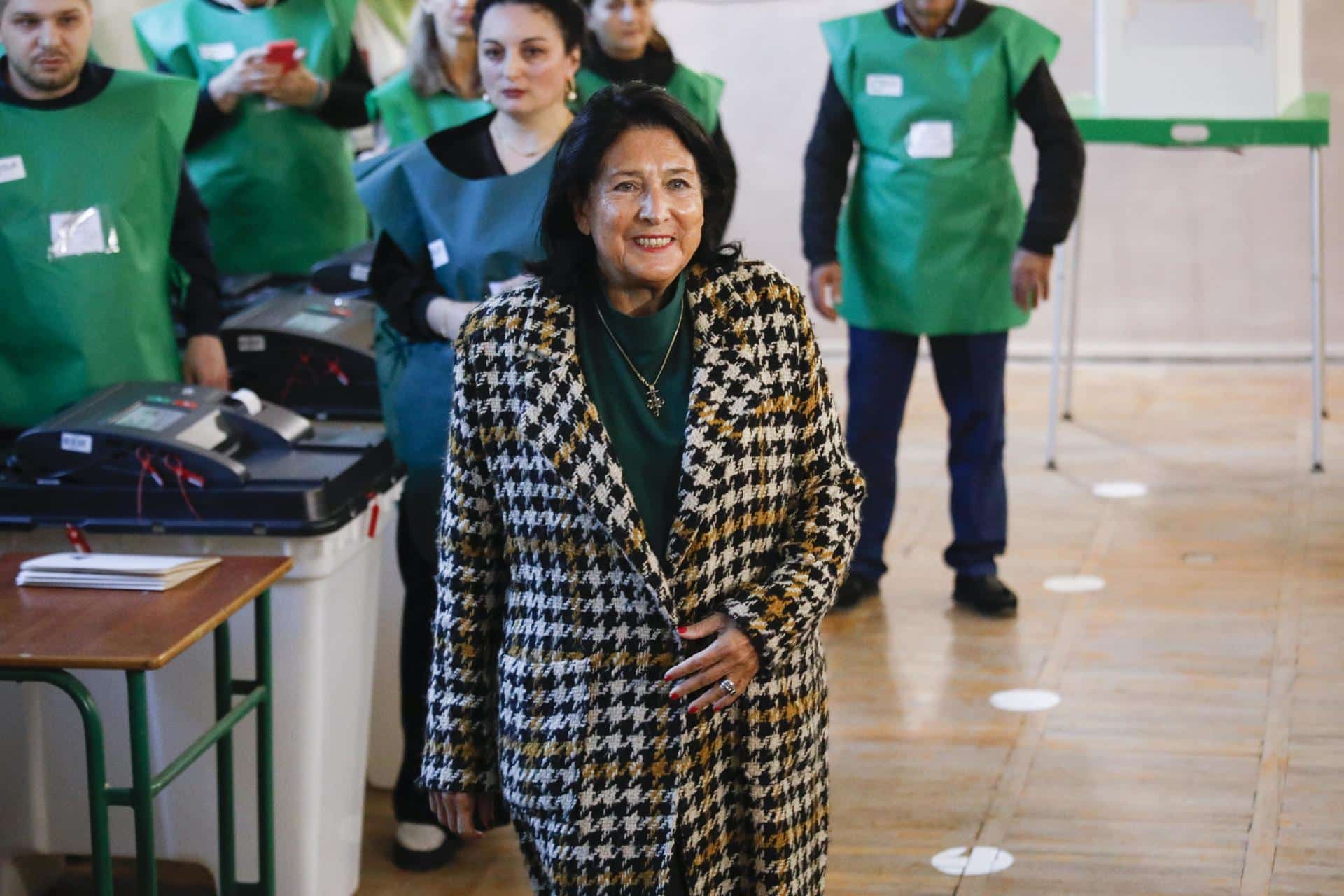 La presidenta de Georgia, Salomé Zourabichvili, sonríe en un colegio electoral durante las elecciones parlamentarias en Tiflis, Georgia, el 26 de octubre de 2024. EFE/EPA/DAVID MDZINARISHVILI