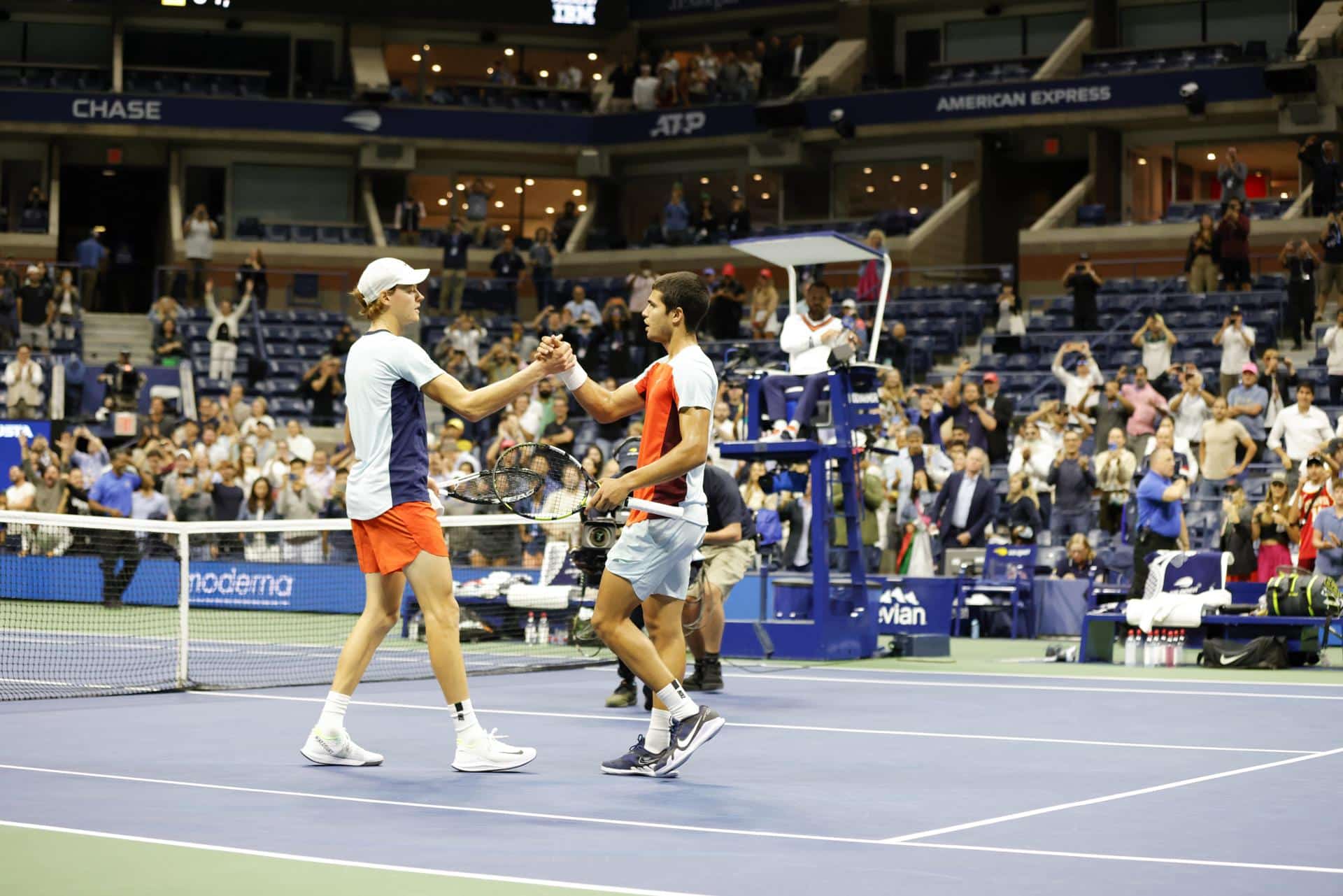 Carlos Alcaraz (dch) estrecha la mano de Jannik Sinner, después de derrotarlo en el partido de los cuartos de final que duró cinco horas en el Abierto de Tenis de Estados Unidos disputado el 8 de septiembre de 2022, en Flushing Meadows. EFE/EPA/JASON SZENES