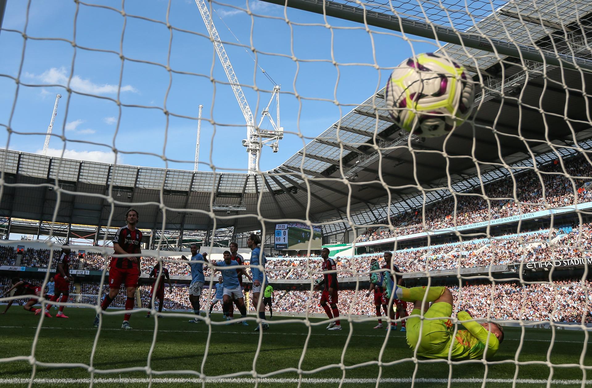 El jugador del City Mateo Kovacic logra el 1-1 durante el partido de la Premier League que han jugado Manchester City y Fulham FC en Manchester, Reino Unido. EFE/EPA/ADAM VAUGHAN