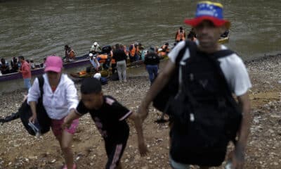 Migrantes caminan hacia la Estación Temporal de Recepción Migratoria (ETRM) en Lajas Blancas en Darién (Panamá). Archivo. EFE/ Bienvenido Velasco