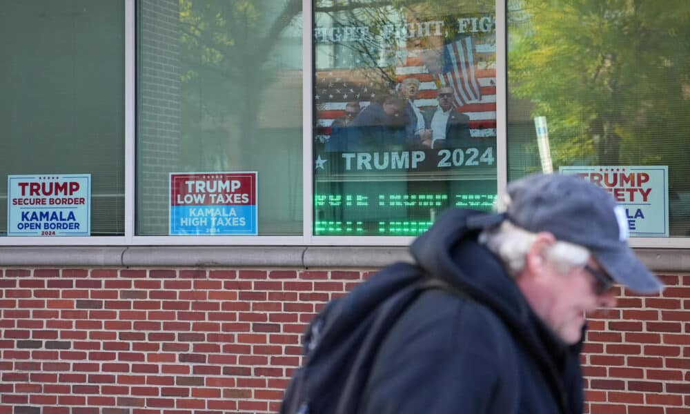 Un hombre camina frente la oficina de la Coalición Latinos Ameircanos Por Trump este lunes en la ciudad de Reading, Pensilvania (Estados Unidos). EFE/Octavio Guzmán