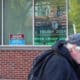 Un hombre camina frente la oficina de la Coalición Latinos Ameircanos Por Trump este lunes en la ciudad de Reading, Pensilvania (Estados Unidos). EFE/Octavio Guzmán