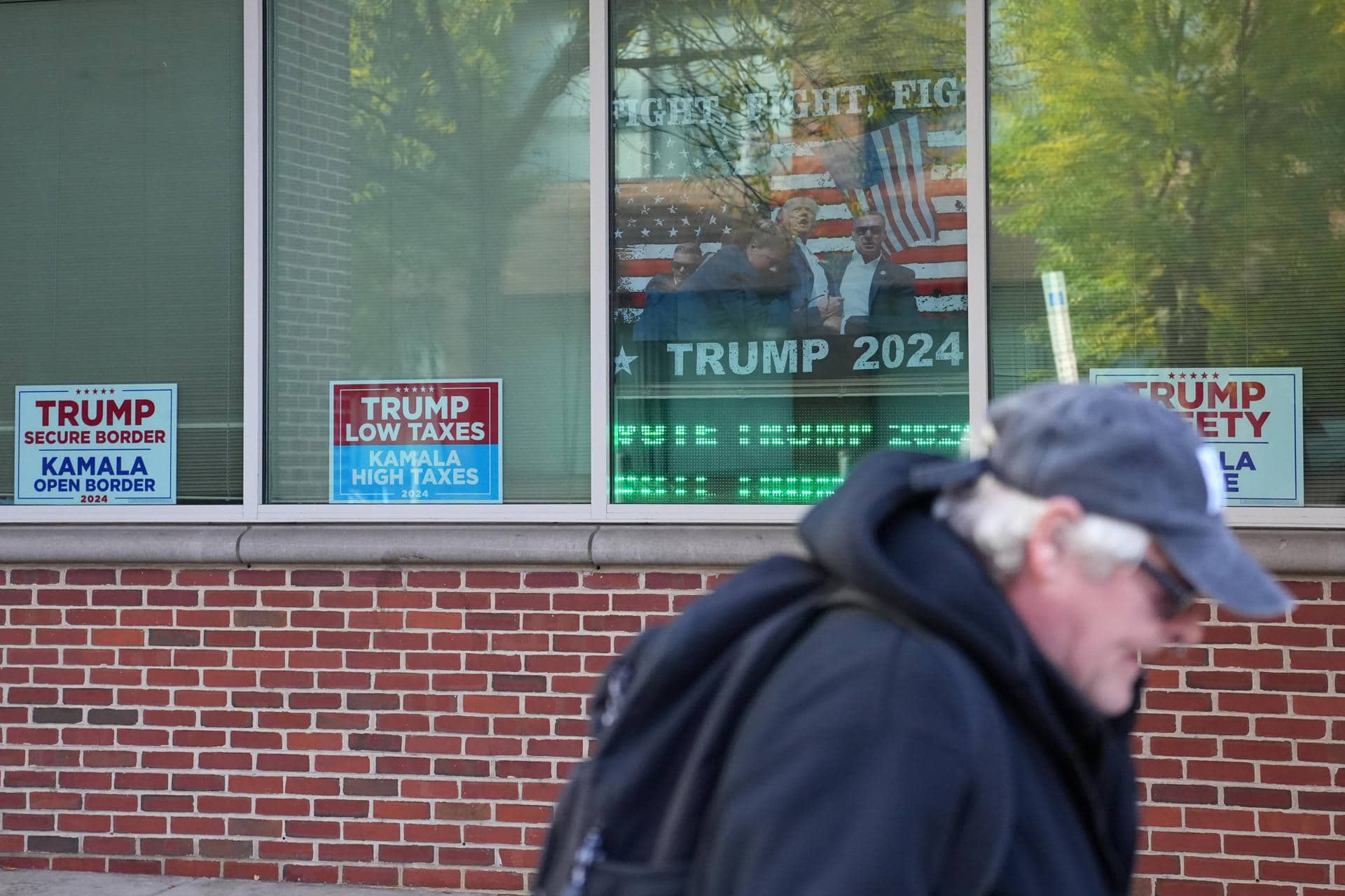 Un hombre camina frente la oficina de la Coalición Latinos Ameircanos Por Trump este lunes en la ciudad de Reading, Pensilvania (Estados Unidos). EFE/Octavio Guzmán