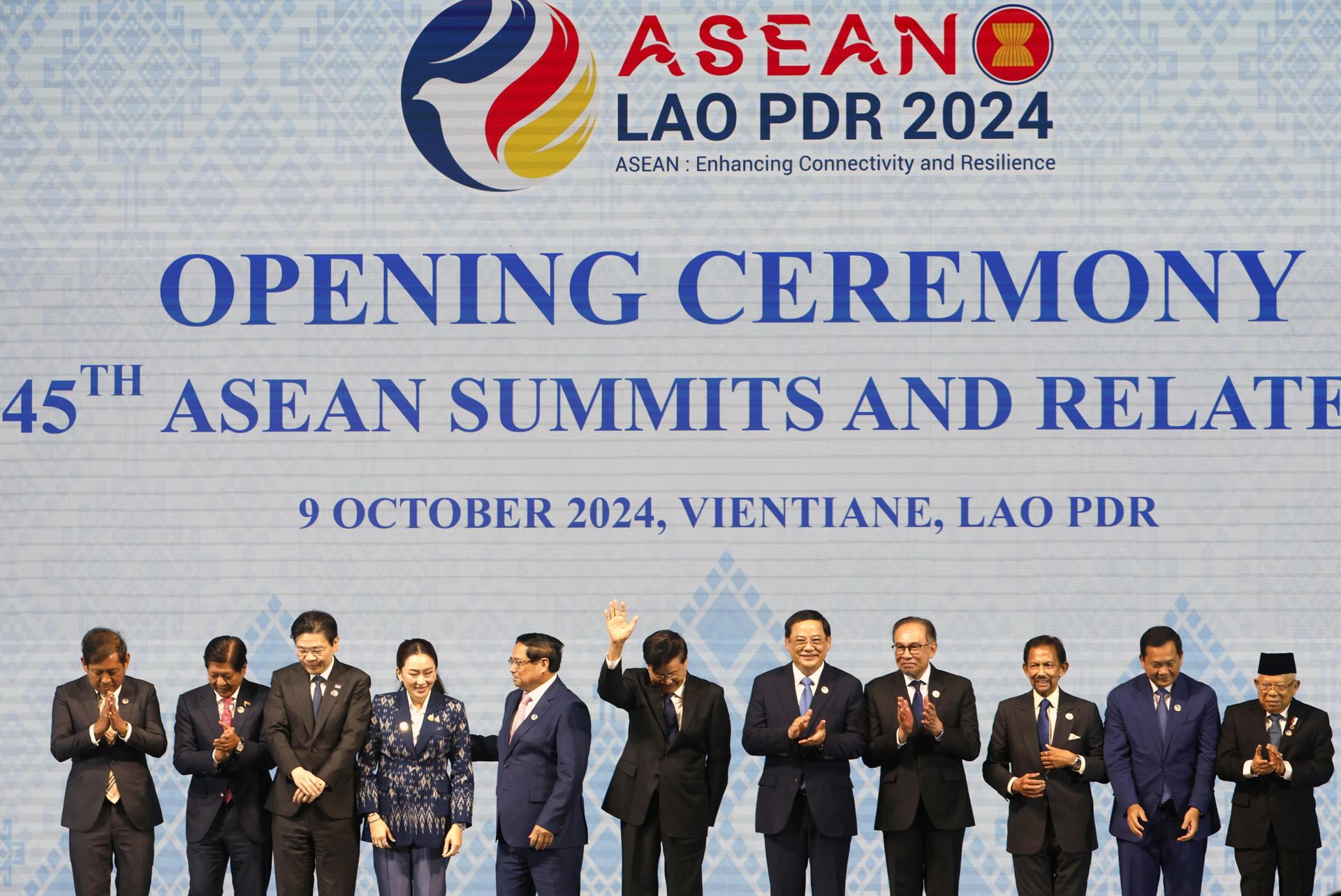 Vientiane (Laos), 09/10/2024.- ASEAN leaders (L-R) Myanmar's Permanent Secretary of Foreign Affairs Aung Kyaw Moe, Philippines's President Ferdinand 'Bongbong' Marcos Jr., Singapore's Prime Minister Lawrence Wong, Thailand's Prime Minister Paetongtarn Shinawatra, Vietnam's Prime Minister Pham Minh Chinh, Laos' President Thongloun Sisoulith, Laos' Prime Minister Sonexay Siphandone, Malaysia's Prime Minister Anwar Ibrahim, Brunei's Sultan Hassanal Bolkiah, Cambodia's Prime Minister Hun Manet and Indonesia's Vice President Ma'ruf Amin leave the stage after a group photo during the opening ceremony of the 44th and 45th ASEAN Summits and Related Summits at the National Convention Center in Vientiane, Laos, 09 October 2024. Leaders of the Association of Southeast Asian Nations (ASEAN) gather at a summit hosted by Laos in the capital of Vientiane to strengthen diplomatic ties and discuss the ongoing civil unrest in Myanmar and tension in the South China Sea. (Camboya, Malasia, Birmania, Filipinas, Singapur, Tailandia, Singapur) EFE/EPA/RUNGROJ YONGRIT