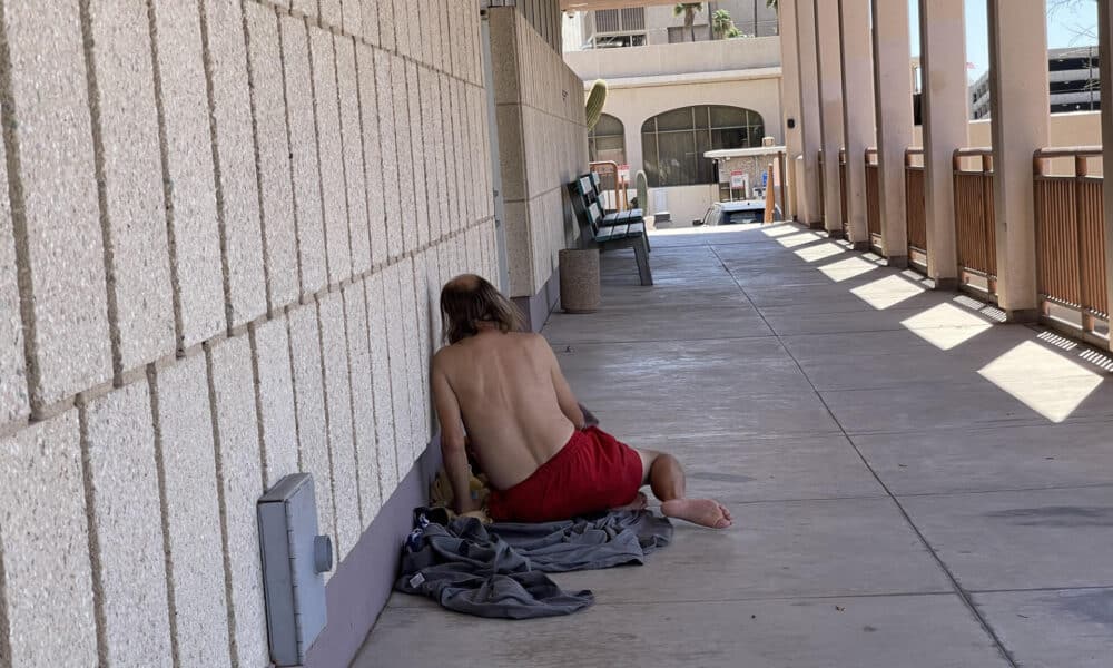 Fotografía del 29 de septiembre de 2024 de una persona sin hogar sentada en un pasillo a la entrada del Ayuntamiento de Tucson en Arizona (Estados Unidos). EFE/ Ana Milena Varón