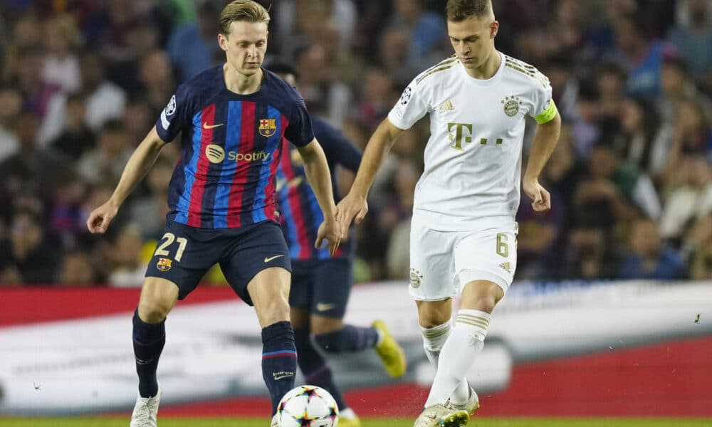 Imagen de archivo del centrocampista del Bayer Munich Joshua Kimmich (d) y Frenkie de Jong, del FC Barcelona, durante un partido de la fase de grupos de la Liga de Campeones. EFE/Enric Fontcuberta