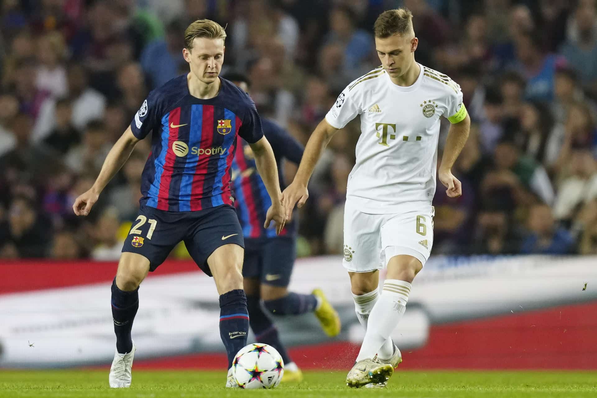 Imagen de archivo del centrocampista del Bayer Munich Joshua Kimmich (d) y Frenkie de Jong, del FC Barcelona, durante un partido de la fase de grupos de la Liga de Campeones. EFE/Enric Fontcuberta