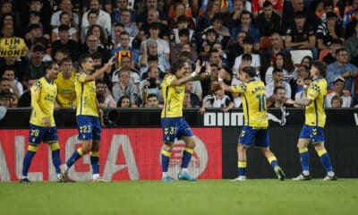 El delantero del Valencia, Hugo Duro (i), disputa el balón ante el defensa de la UD Las Palmas, Alex Suárez, durante el encuentro correspondiente a la décima jornada de La Liga EA Sports que disputan hoy lunes Valencia y Las Palmas en el estadio de Mestalla, en Valencia. EFE / Manuel Bruque.