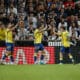 VALENCIA, 21/10/2024.- Los jugadores de la UD Las Palmas celebran el segundo gol del equipo canario durante el encuentro correspondiente a la décima jornada de La Liga EA Sports que disputan hoy lunes Valencia y Las Palmas en el estadio de Mestalla, en Valencia. EFE / Manuel Bruque.