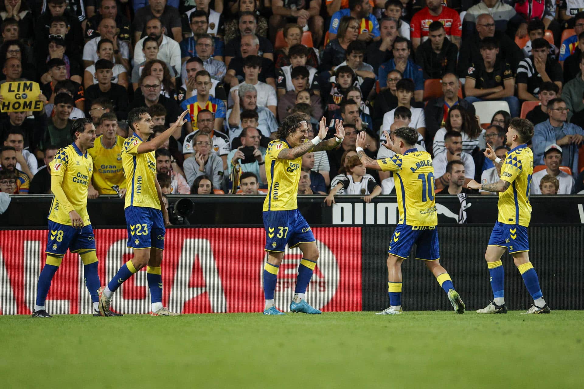 VALENCIA, 21/10/2024.- Los jugadores de la UD Las Palmas celebran el segundo gol del equipo canario durante el encuentro correspondiente a la décima jornada de La Liga EA Sports que disputan hoy lunes Valencia y Las Palmas en el estadio de Mestalla, en Valencia. EFE / Manuel Bruque.