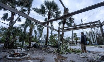 Un hombre observa los escombros después de que el huracán Milton arrasara Bradenton, Florida, EE. UU., el 10 de octubre de 2024. EFE/Cristóbal Herrera-Ulaskevich