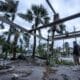 Un hombre observa los escombros después de que el huracán Milton arrasara Bradenton, Florida, EE. UU., el 10 de octubre de 2024. EFE/Cristóbal Herrera-Ulaskevich