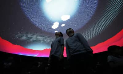 Fotografía del 24 de septiembre de 2024 de niños visitando el Planetario de la comuna de Huechuraba, en Santiago (Chile). EFE/ Elvis González