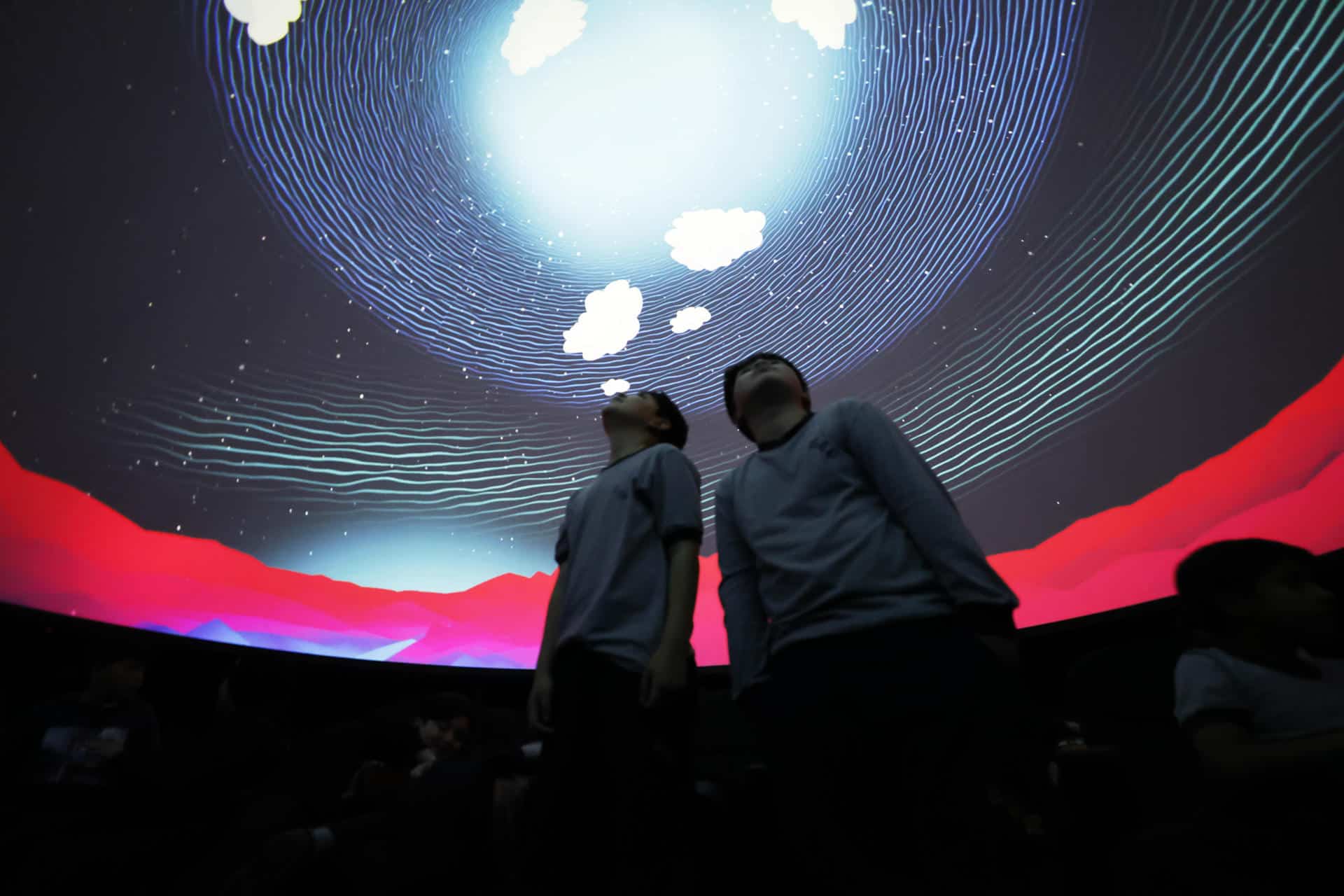 Fotografía del 24 de septiembre de 2024 de niños visitando el Planetario de la comuna de Huechuraba, en Santiago (Chile). EFE/ Elvis González