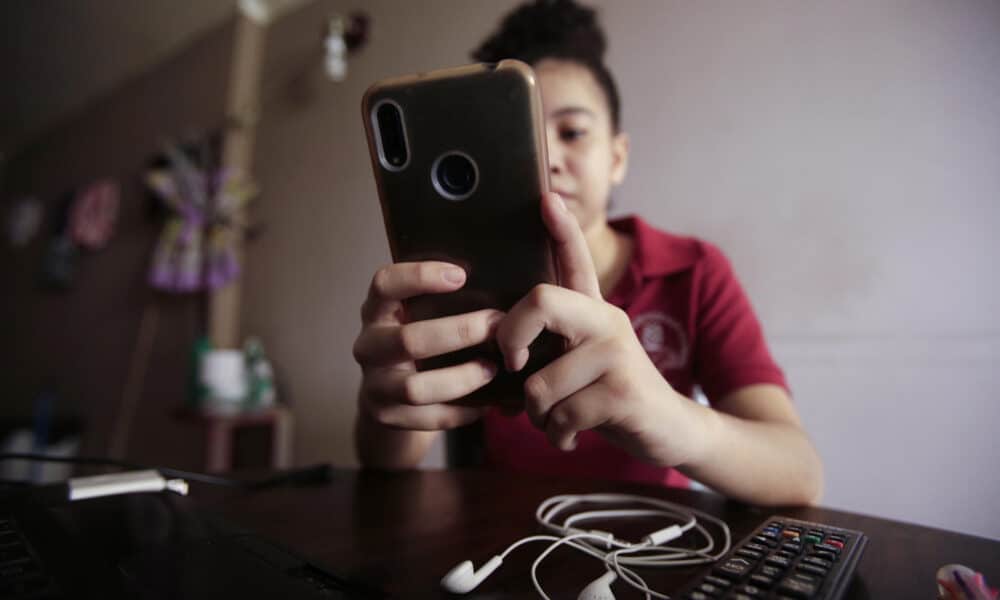 Fotografía de archivo de una niña que manipula un teléfono celular. EFE/ Carlos Lemos